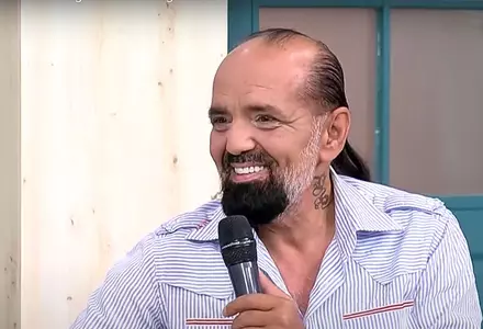 Daniel Iordăchioaie povestește cum a ajuns să cânte unui mort chiar din groapă: „M-am băgat de frică. Groapa era adâncă de doi metri, iar pământul era deasupra mea”