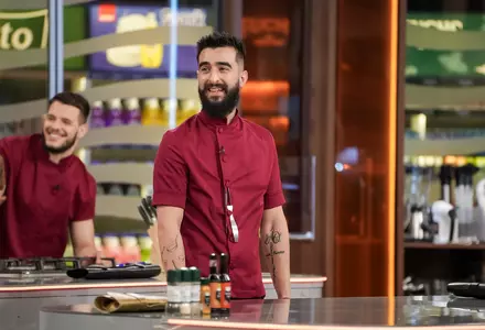 Cine este Samuel Cernea de la Chefi la cuțite. Are 32 de ani și a gătit pentru familia regală a Marii Britanii: „Am întâlnit-o pe fosta regină. Cerințe ca la armată!”