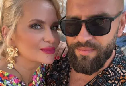 Paula Chirilă recunoaște că logodnicul cu 15 ani mai tânăr câștigă mai puțin decât ea, dar nu o deranjează deloc: "În Anglia făcea aranjamente florale pentru familia Beckham, duci și conți. Ce-mi oferă el nu se cumpără cu bani"