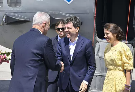 Cum a apărut Mirabela Grădinaru la Summitul NATO de la Ankara. Rochia galbenă de zi și ținuta albastru-turcoaz de la dineul oficial au atras toate privirile