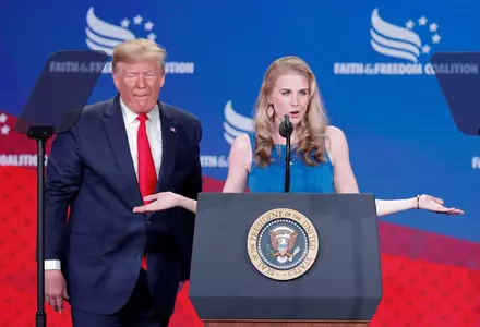 Cine este Natalie Harp, asistenta personală a lui Donald Trump. Tânăra de 35 de ani a renunțat la cariera TV și a călătorit în portbagaj doar ca să-l însoțească non stop: "Îi este devotată și loială sută la sută"