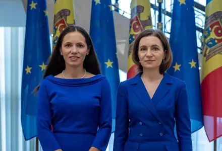 Cum s-a îmbrăcat Mirabela Grădinaru la conferința despre siguranța online de la Chișinău. Partenera lui Nicușor Dan și Maia Sandu, rafinament în albastru regal