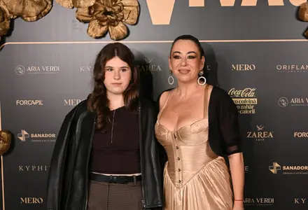 Oana Roman și Isabela, apariție spectaculoasă la Petrecerea VIVA! 2026. Vedeta a purtat rochie sculpturală cu accente aurii, iar fiica ei a impresionat cu o ținută modernă și plină de atitudine