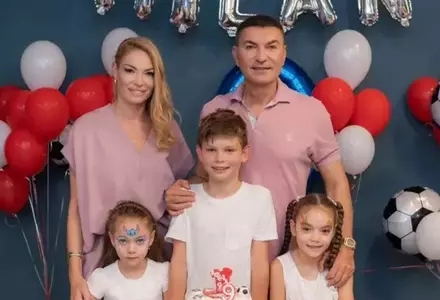 Valentina Pelinel a publicat imagini în premieră de la nunta cu Cristi Borcea, cu ocazia aniversării a 8 ani de căsnicie: "Cu Milan lângă noi, fetițele în burtică și inimile pline"