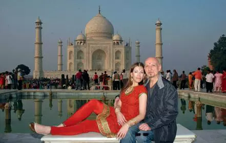 Sir Ben Kingsley alături de soția lui, Daniela Lavender