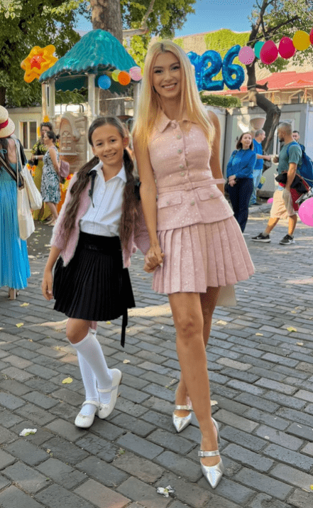 Andreea Bălan alături de fetele sale în prima zi de școală (2)