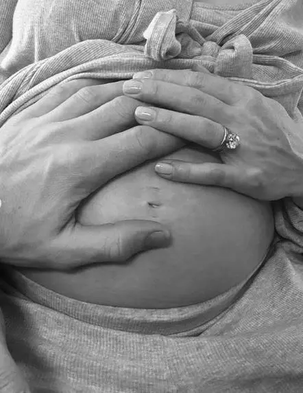 2021-02-24-16_22_21-@elliegoulding-•-Instagram-photos-and-videos