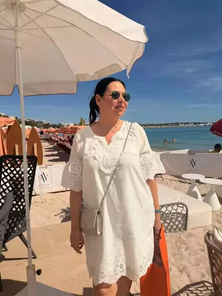 oana-roman-pe-plaja-la-cannes
