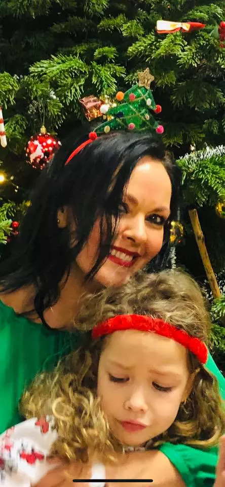 Manuela, alături de fetița ei.