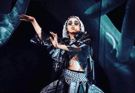 FKA Twigs in concert, purtand o jacheta custom made Ancuta Sarca