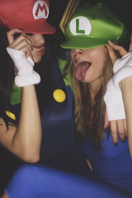 Kendall Jenner si Cara Delevingne - Mario si Luigi (2014)
