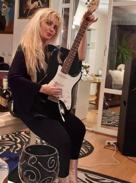 Fiul-unei-soliste-si-a-tatuat-pe-piept-chipul-fratelui-mort-3