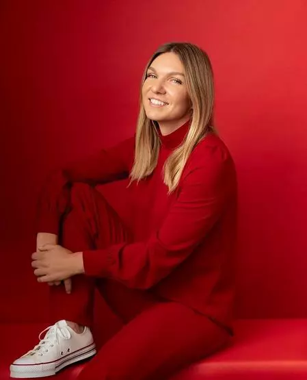 Simona-Halep-rosu
