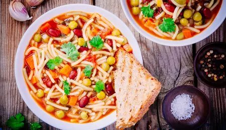 Răsfaţă-te cu o porţie caldă de minestrone
