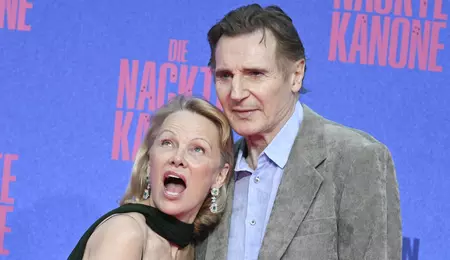 Liam Neeson și Pamela Anderson, la începutul unei povești de dragoste pe platourile filmului „The Naked Gun”. Culisele apropierii lor