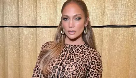 Jennifer Lopez, în cea mai transparentă rochie din garderoba sa. Și-a arătat lenjeria intimă la un eveniment monden