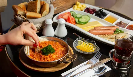 Ce să nu mănânci niciodată la all inclusive! Riscurile la care te expui, potrivit nutriționistului