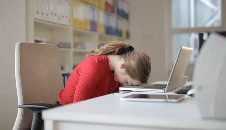 Durerile de spate afectează din ce în ce mai mulți tineri. Soluțiile moderne care îi pot ajuta să combată efectele statului pe scaun