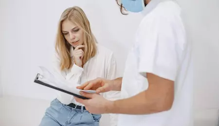 Boala gravă care este tot mai frecventă la femeile de 30 de ani. Medicul semnalează cele trei simptome care sunt ignorate