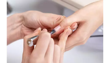 Top coat cu particule glitter – când și cum îl folosești pentru un finisaj profesional