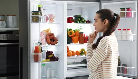 Alimentele care devin toxice după câteva zile în frigider. De ce salatele trebuie consumate imediat