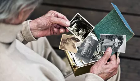 „Mama mă privește și nu mă mai recunoaște”. Cum afectează boala Alzheimer viața unei familii