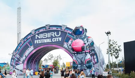 BEACH, PLEASE! 2026 continuă în forță: Ziua 1 a adus show-uri spectaculoase și o energie care a ținut festivalul viu până târziu în noapte