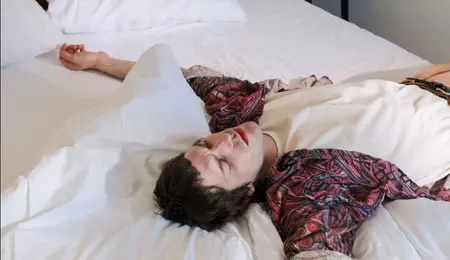 Trucul ciudat care te ajută garantat să dormi neîntors pe caniculă
