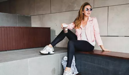 Adidașii albi în garderoba modernă: cum îi porți cu stil în orice sezon