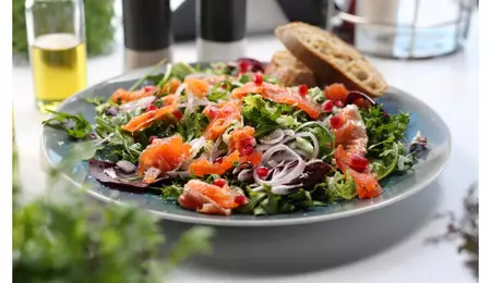 Salată cu somon afumat și dressing fresh: rețeta ușoară care te ajută să mănânci sănătos fără efort