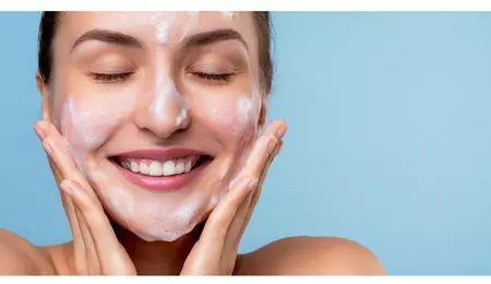 Gel de curățare, balm sau apă micelară? Cum alegi corect în funcție de tenul tău