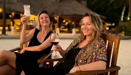 Cum au fost surprinse Adela Popescu și Laura Cosoi la Șușani. Imaginile cu cele două vedete au devenit publice