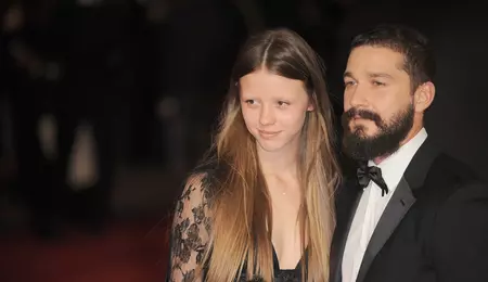 Mia Goth divorțează de Shia LaBeouf. Actrița cere custodia fetiței după 14 ani de relație și 10 de căsătorie