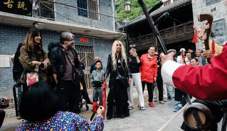 Raluca Bădulescu, apariție excentrică la „Asia Express” 2026. Reacția lui Maurice Munteanu. „Zici că pleca la Miss Venezuela”