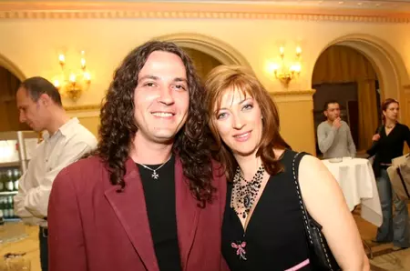 Mesajul gravat pe piatra comemorativă a Laurei Stoica, la locul teribilului accident. Sub numele ei apare și cel al logodnicului său, Cristian Mărgescu: „Clipa pe care o trăiești iubind”