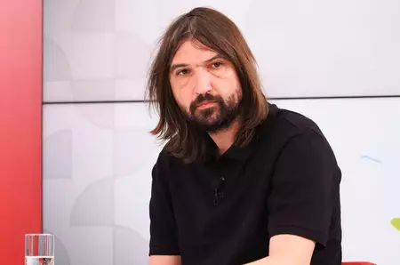 Cine este femeia la care visează Dan Alexa. A recunoscut că o urmărește de patru ani: „Cred că așteaptă să îi scriu!”