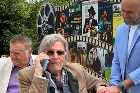 Cosmin Seleși, moment special alături de Florin Piersic! Marele actor i-a sunat părinții prezentatorului: "Un om de care mă leagă o relație extrem de specială, încă din copilărie"