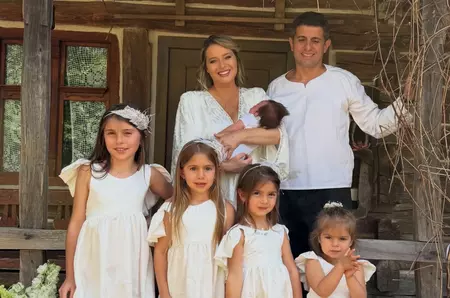 Laura Cosoi și Cosmin Curticăpean nu uită de romantism, chiar dacă au cinci fiice și multe responsabilități: „Mă emoționează grija lui. Sunt văzută ca femeie, cu nevoile mele!” / EXCLUSIV