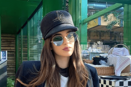 Vedeta noastră, surprinsă de paparazzi cu un bărbat mult mai în vârstă, galant, grizonant, dar și galant! WOW, ce sărut! Ea e frumoasă de pică, are un nume cunoscut, dar cine e el?