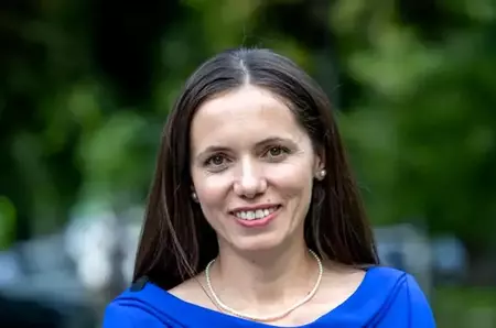 Mirabela Grădinaru, apariție surpriză la un eveniment aniversar. Bărbatul tânăr și celebru care a stat la masă cu partenera lui Nicușor Dan