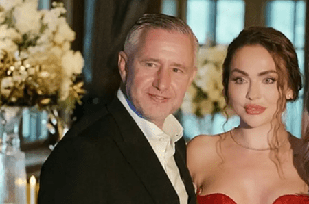 Botez ca o nuntă în familia lui Laurențiu Reghecampf! Corina Caciuc, cu decolteu abisal și rochie roșie, a arătat fenomenal, mai ceva ca o divă de la Hollywood!