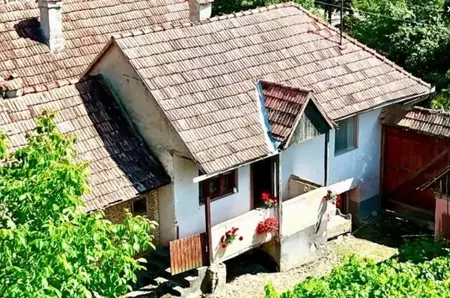 Cât costă o casă tradițională din Transilvania cu pridvor, șură, pivniță și cu un cuptor de lut încă funcțional