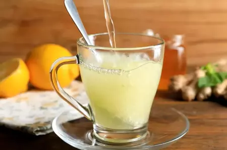 Băutura ieftină care ajută la calmarea durerii de gât când ești răcit. Este medicament pentru gâtul iritat