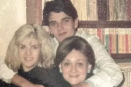 Recunoști băiatul din imagine? Celebrul jurnalist a dispărut din lumina reflectoarelor acum mulți ani