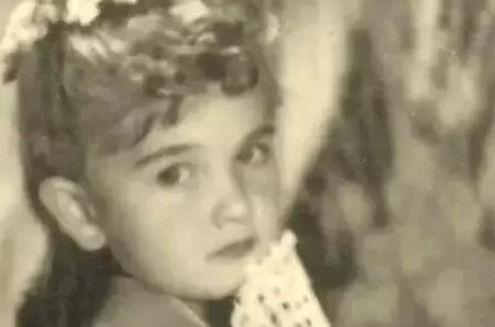 Imagine virală cu o legendă a muzicii românești. O recunoști pe fetița din fotografie?