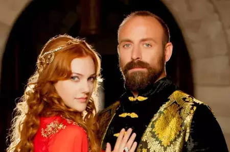 „Arată foarte diferit”. Meryem Uzerli, celebră pentru rolul Sultanei Hürrem, și-a surprins fanii cu apariția sa la Festivalul de Film de la El Gouna. Mulți nu o mai recunosc