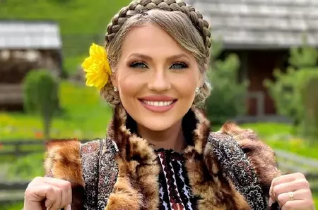 Cum arăta Mirela Vaida în perioada debutului muzical. Prezentatoarea tv cânta într-o trupă de fete! Nimeni nu a recunoscut-o