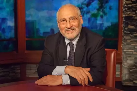 Laureatul Nobel Joseph Stiglitz spune că inteligența artificială nu doar că îți poate lua locul de muncă, dar va face clasa „tech bro” și mai bogată