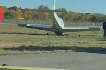 VIDEO ALERTĂ pe Aeroportul Băneasa. Un avion de mic dimensiuni a ieșit de pe pista de aterizare. Traficul aerian a fost blocat