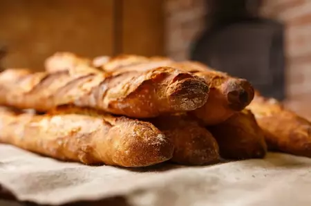 Pâinea, tot mai scumpă pe mesele românilor. Franzela albă rămâne soluția celor cu venituri mici